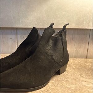 Stylish Zara boots, size 9